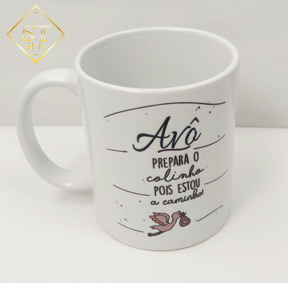 El abuelo/la abuela prepara la taza para el regazo